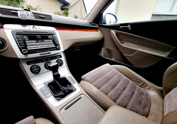 Volkswagen Passat cena 17900 przebieg: 220000, rok produkcji 2009 z Radom małe 67